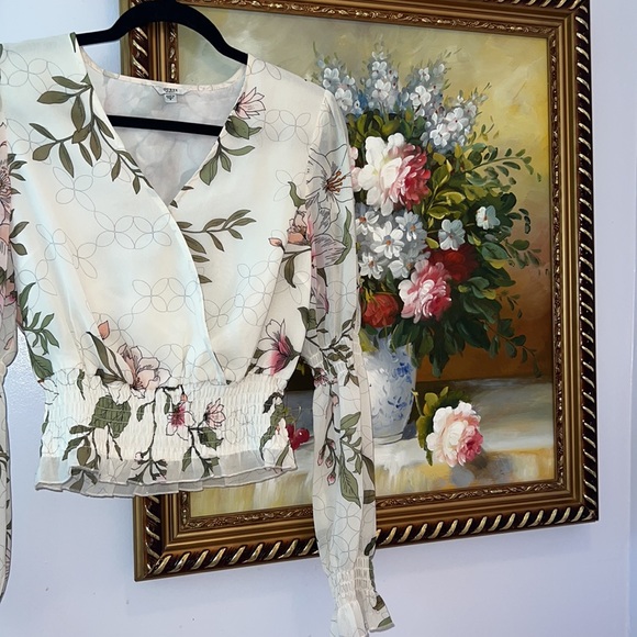 Guess Long Sleeve Blouse Women’s Size Small V Neck Ruched Crop Shirt - Picture 1 of 15